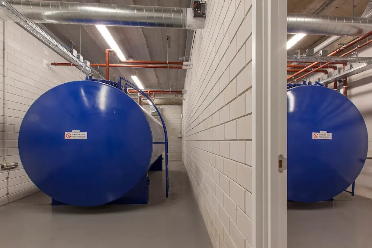 Vue détaillée de l'installation sécurisée d'un réservoir de carburant industriel