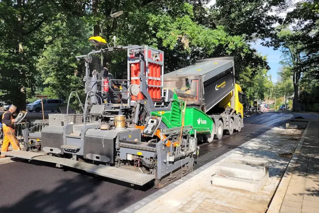 Machine d'asphaltage opérationnelle alimentée à l'hydrogène sur un chantier de construction routière