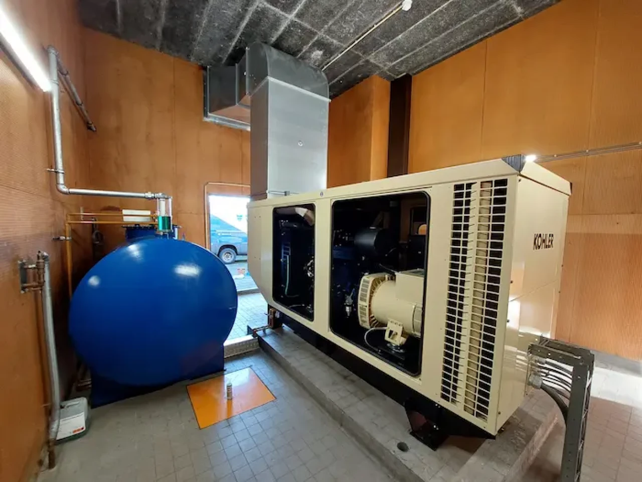 Vue rapprochée d'un groupe électrogène de 165kVA installé pour la sécurité électrique d'un établissement de santé