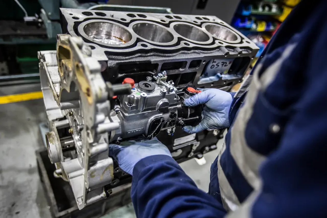 Vue intérieure d'une usine d'assemblage moderne de moteurs diesel Perkins