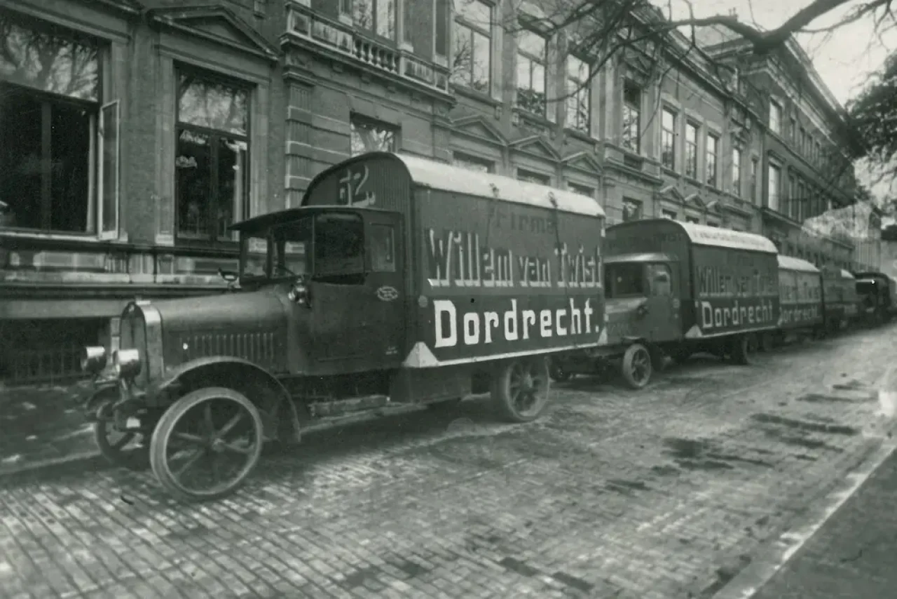 eerste gemotoriseerde transporten Van Twist in 1922