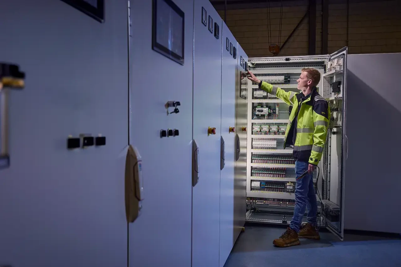 inspectie van besturingspaneel van noodstroominstallatie