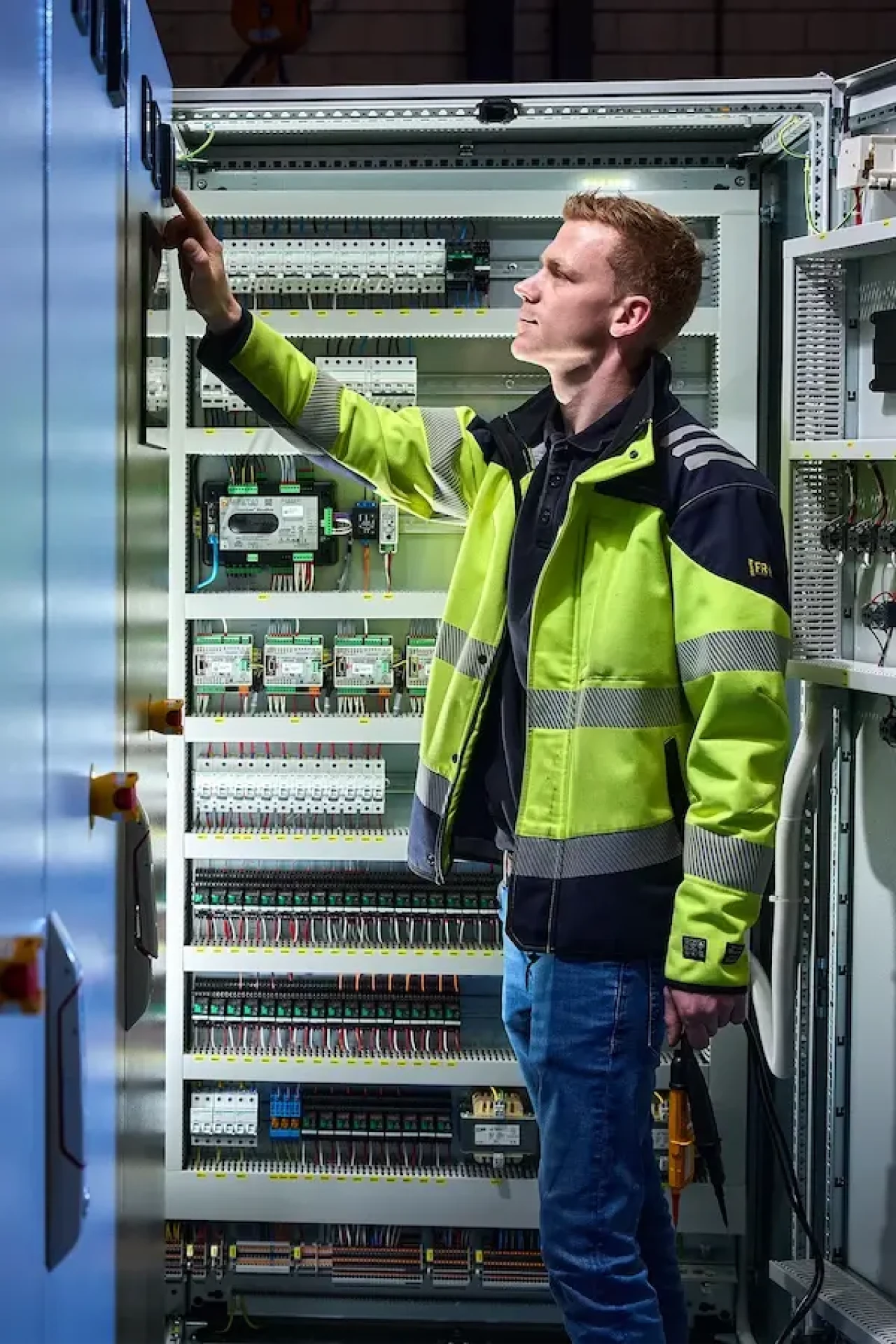 inspectie van noodstroominstallatie door servicetechnieker